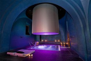 Nave de la iglesia del Parador de Alcalá de Henares transformado en piscina interior