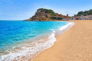 Castillo de Tossa de Mar desde la playa Grande o Platja Gran