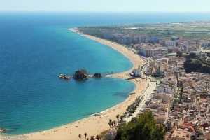 En primer término la playa de Blanes y tras el espigón de Sa Palomera la playa de S'Abanell