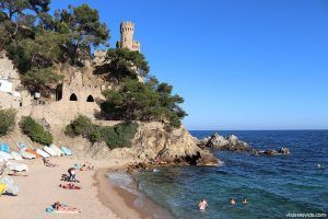 Castillo de Lloret de Mar junto a la playa Sa Caleta