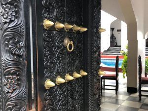 Puerta con pinchos en Stone Town