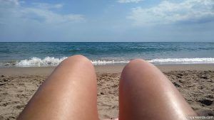 Tomando el sol en una playa del Camí de Ronda en la Costa Brava
