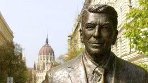 Estatua de Ronald Reagan en Budapest