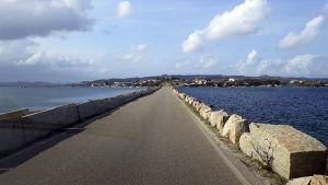 Puente hasta la isla de Caprera desde La Maddalena