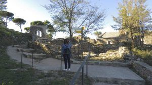 Santa Creu de Rodes, villa medieval en ruinas