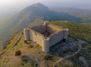 Castell de Montgrí desde el aire. Que ver cerca del camping Costa Brava en Begur.