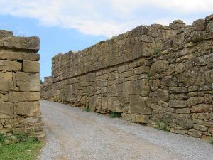 Entrada al poblado íbero de Ullastret. Algo que debes hacer si visitas el camping Costa Brava en Begur.
