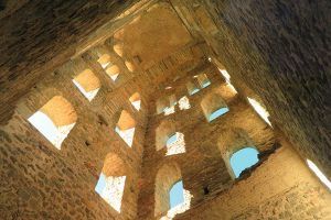Interior de la torre de Sant Pere de Rodes en Girona (Costa Brava). Que ver en la Costa Brava de Girona