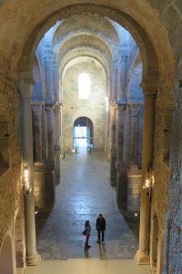 Interior de la iglesia de Sant Pere de Rodes en Girona. Que ver en la Costa Brava de Girona