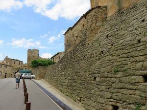 Aquí estoy paseando junto a la muralla de Ullastret. Que ver cerca del camping Costa Brava en Begur.
