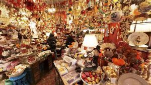 Tienda de antigüedades en Nueva York More & More Antiques