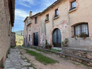 Detalle del pueblo que tienes que ver cerca de Caldes de Montbui:Sant Sebastià de Montmajor