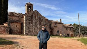 La iglesia de Sant Sebastià de Montmajor desde el parking