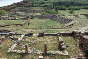 Este soy yo paseando por el Area Archeologica di Morgantina, donde se encontró la estatua de la diosa griega de Morgantina