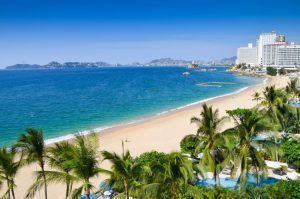 Costa del Pacífico con playa de arena en Acapulco