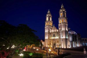 Lugares para visitar en México. Iluminación nocturna de la Catedral de Campeche.