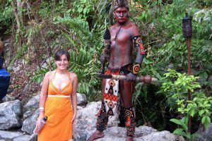 Lugares para visitar en México. Lorena junto a un maya disfrazado en el parque de Xcaret