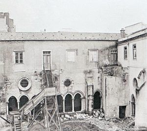 Ángulo sudeste del claustro de la catedral en 1911