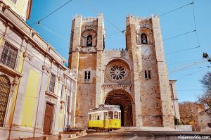 Tranvía pasando frente a la fachada de la Catedral Sé de Lisboa