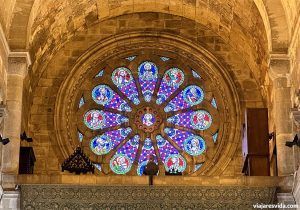 Rosetón de la fachada de la Catedral de Lisboa desde el interior