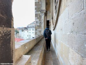 Terraza exterior de la fachada de la Sé de Lisboa