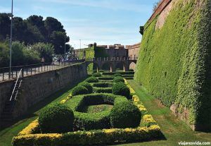 Jardines de Mossèn Cinto Verdaguer con el castillo de Montjuic a la derecha