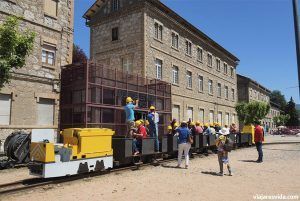 Turistas entrando al museo de las minas de Cercs