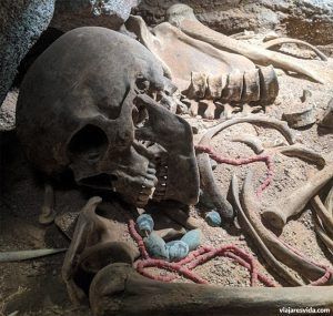 Restos humanos con adornos de variscita