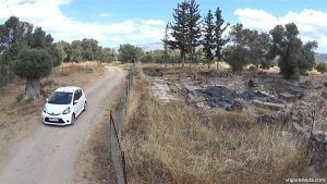 Ruinas de Gortina junto a una carretera rural
