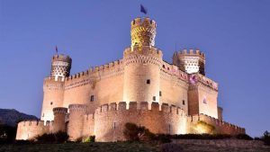 Castillo de Manzanares el Real iluminado por la noche