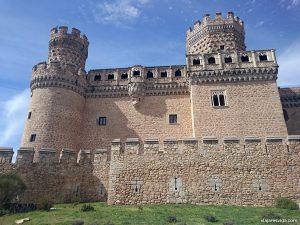 Fachada lateral del castillo mirando al embalse de Santillana
