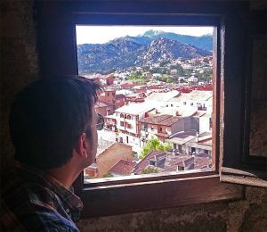Daniel, uno de los dos autores de este blog de viajes, mirando por una ventana del castillo