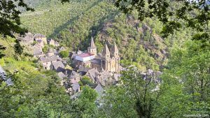 Vistas del pueblo de Conques desde carretera