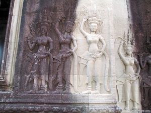 Relieve con devas bailarinas en las paredes del templo de Angkor Wat
