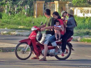 Familia en moto en Siem Reap