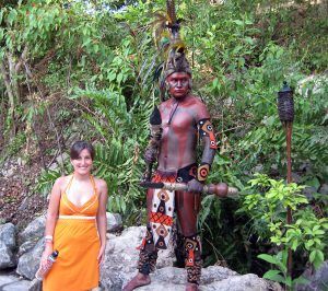 Lorena junto a un actor caracterizado como maya en Xcaret