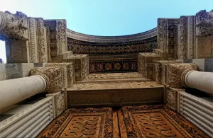 Dintel de la entrada de la iglesia