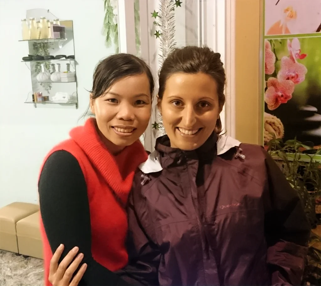 Lorena y una masajista en Hoi An (Vietnam)