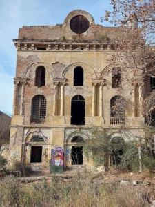 Fachada en ruinas del balneario