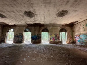 Interior del balneario abandonado de la Puda de Montserrat en Olesa de Montserrat