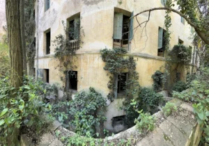 Exterior del balneario abandonado