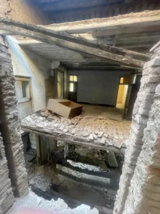 Interior del balneario de la Puda en ruinas