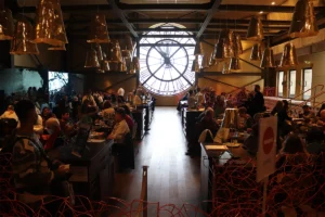 Restaurante del museo parisino con un gran reloj en la fachada