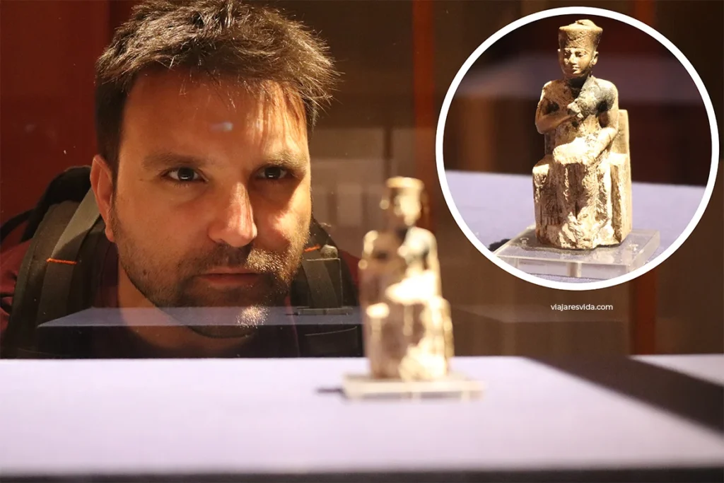 Contemplando la única estatua conocida de Jufu (Keops) en el Museo Egipcio de El Cairo