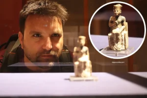 Contemplando la única estatua conocida de Jufu (Keops) en el Museo Egipcio de El Cairo