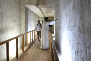 Un "vigilante" del Valle de los Reyes disimulando haciendo que señalaba algo hasta que le dimos propina para que dejara de acosarnos.