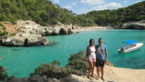 Nosotros con Cala Mitjana al fondo