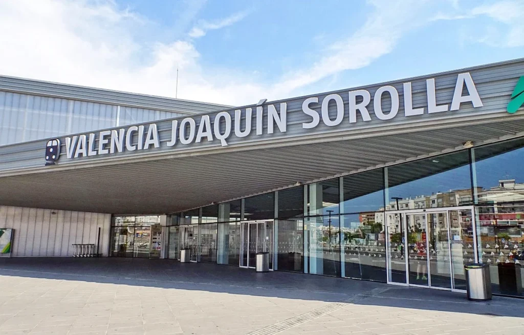 La Estación Joaquín Sorolla donde se pueden coger los trenes AVE: Valencia - Madrid y EUROMED: Alicante - Valencia - Barcelona.
