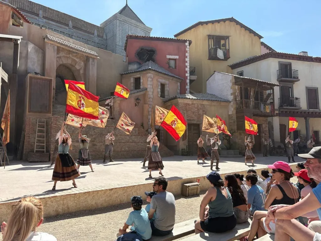 Bailarines y actores con banderas españolas históricas