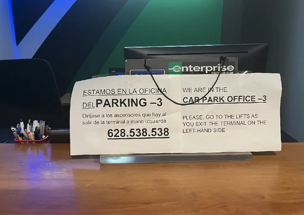 Cartel informando que las oficinas de alquiler de vehículos de Enterprise están en el parking -3.